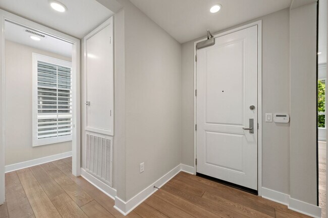 Foto del edificio - 12765 Bluff Creek Dr