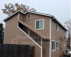 Building Photo - 302 Edwards St