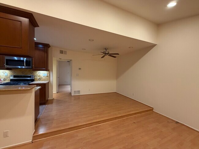 Foto del edificio - 1523 E Windsor Rd