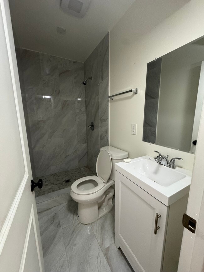 Baño 1 - 1529 S Monterey St