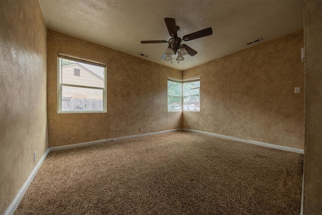 Building Photo - 1068 Crescent Dr