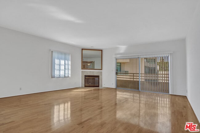Foto del edificio - 10475 Ashton Ave