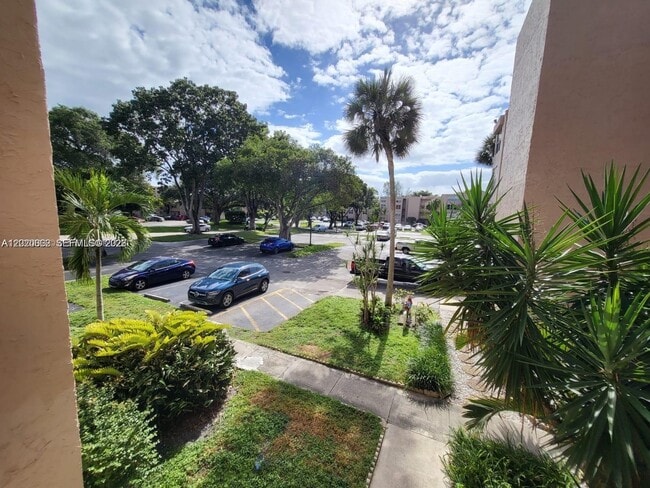 Building Photo - 9440 Live Oak Pl