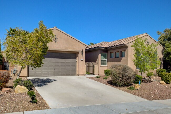 Building Photo - STUNNING 5BD, 3BTH, SINGLE STORY POOL HOME