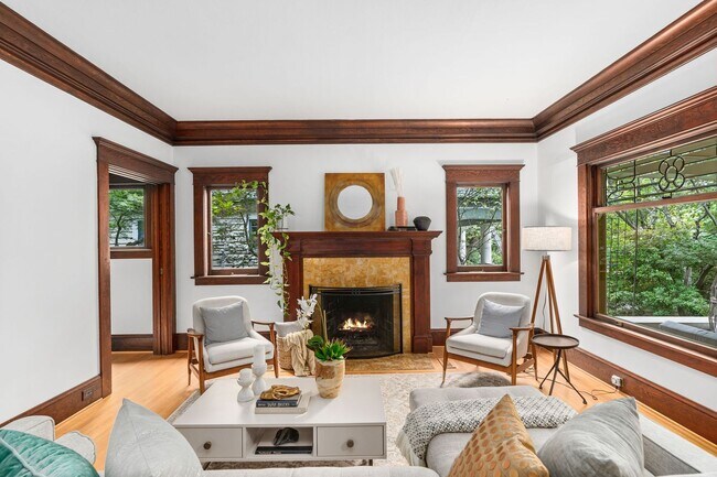 Building Photo - Classic Portland Craftsman in Irvington! S...