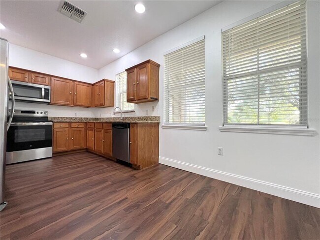 Foto del edificio - 7138 Five Oaks Dr