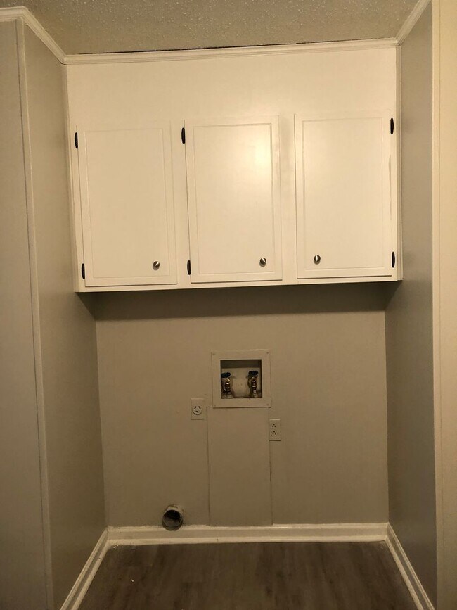 Building Photo - MOVE-IN READY!