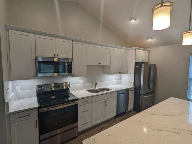 Foto del edificio - East Side Terre Haute - 4 Bedroom, 2 Baths, 2 Car Garage Home!