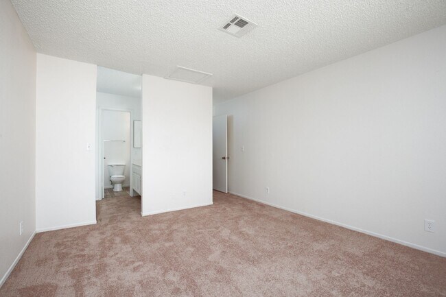 Building Photo - Northwest 3 bedroom, 3 bath unit with a tw...