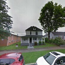 Building Photo - 306 W Maple St