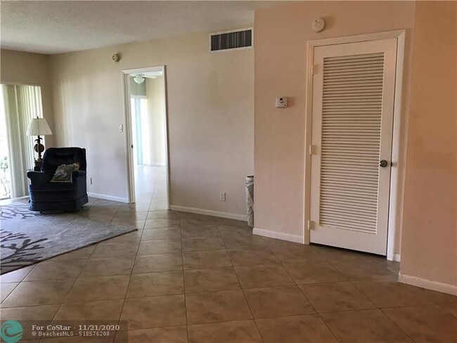 Foto del edificio - 1427 E Hillsboro Blvd