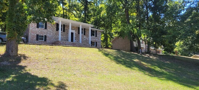 Building Photo - 4 bedroom / 2 bath Brick Home - 2 car gara...