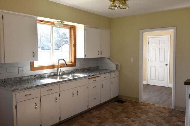 Building Photo - 2422 Wiard St