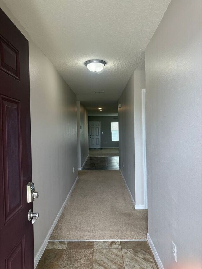 Foto del edificio - Comfortable and spacious Home in Poinciana Village 7