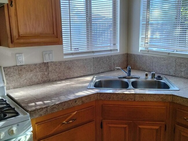 Foto del edificio - 37551 Deville St