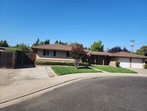 Building Photo - 925 Crestwood Dr