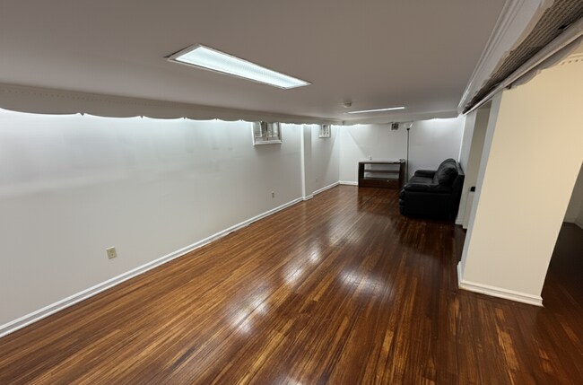 Foto del edificio - 121 Bentley Ave