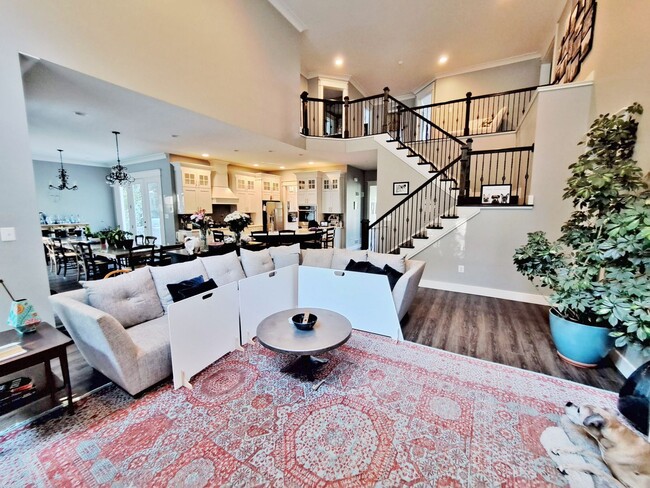 Building Photo - 5 Bed / 3-1/2 Bath Single Family Home