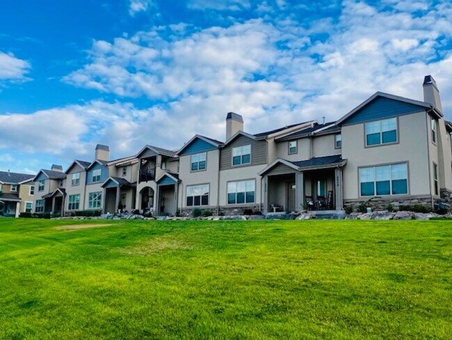 Foto del edificio - 4-Bedroom Herriman Townhome w/2-car Garage