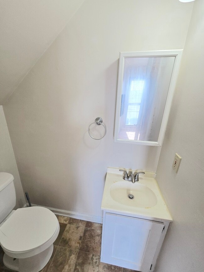 Building Photo - 2-STORY CONDO IN HEART OF PORTSMOUTH! 2 BED/2 BATH!