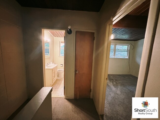 Building Photo - Spacious 2 Bed 1 Bath Townhome For-Rent on...