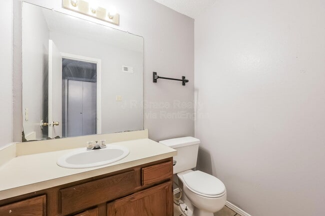 Building Photo - 5905 Shadydell Dr