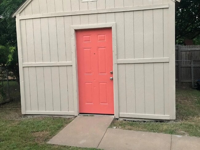 Foto del edificio - 1422 Laurel Ln