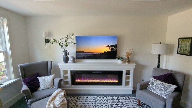 Salón con chimenea, televisión y vistas al jardín. - 1411 NW 120th St