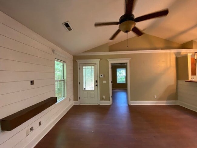 Building Photo - Welcome to this stunning 3-bedroom, 2-bath...