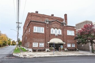 Building Photo - 404 Main St