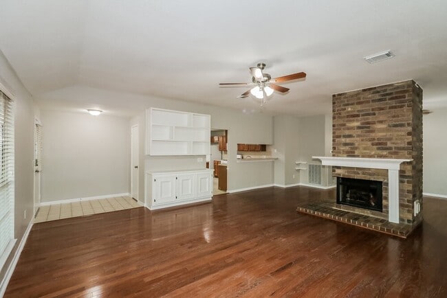 Foto del edificio - 9423 Bayou Bluff Dr