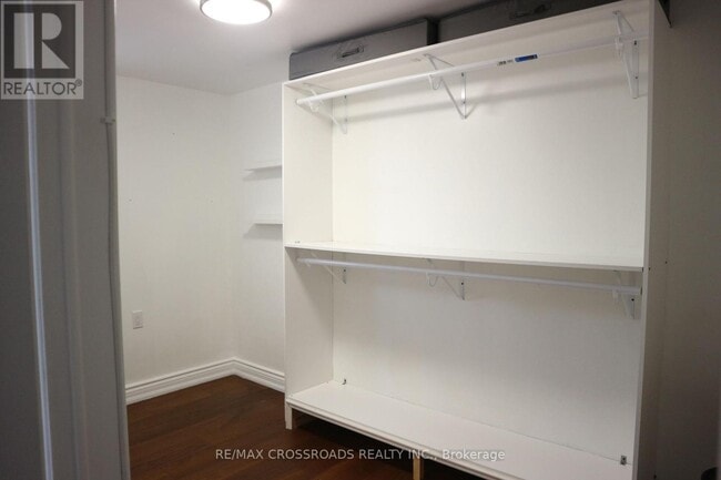 Building Photo - 11 Bankfield Dr