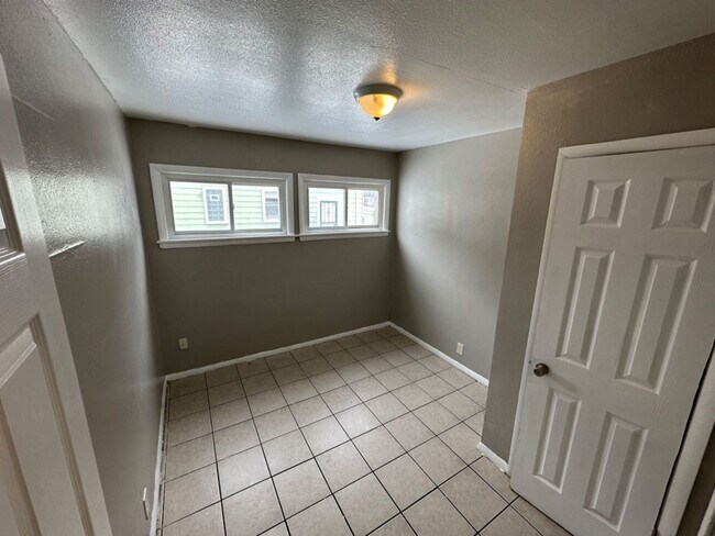 Foto del edificio - 5657-5659 N 60th St. (Duplex)