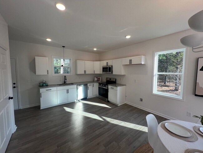 Building Photo - 3 Bedroom 2 Bathroom for rent