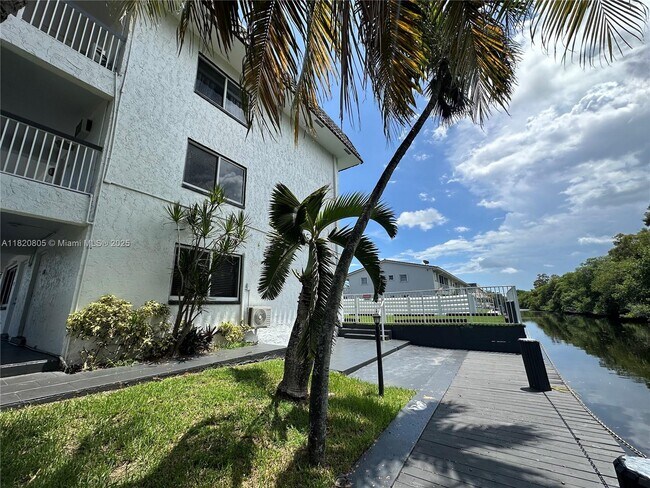 Foto del edificio - 1400 NE 56th St