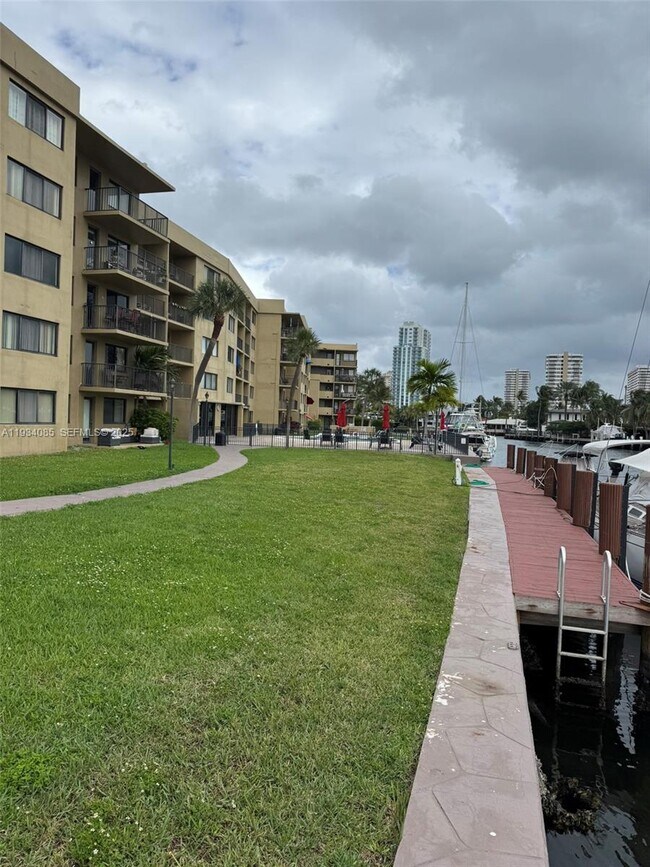 Foto del edificio - 301 Golden Isles Dr