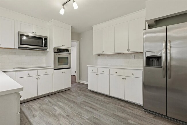 Foto del edificio - 6 Bedroom/3 Bathroom Available in Wayne!