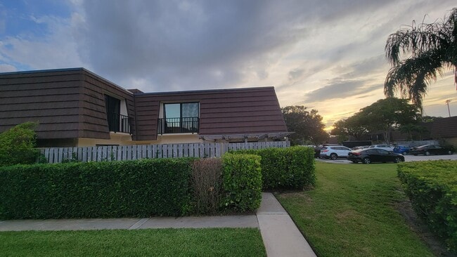 Building Photo - 606 6th Ln