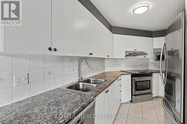 Photo du bâtiment - 1663 Locksley Ln