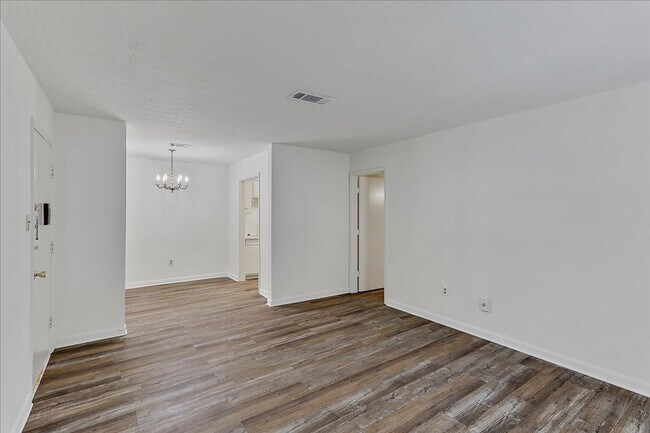 Building Photo - 1140 Greymont St