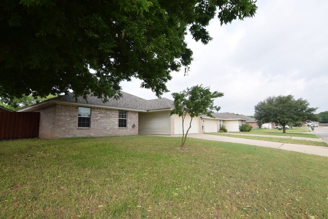 Foto del edificio - 7211 Upland Bend Dr