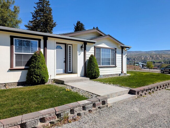 Foto del edificio - Beautiful 4-Bed, 2.5-Bath Home with Fenced Yard in Sunnyslope!