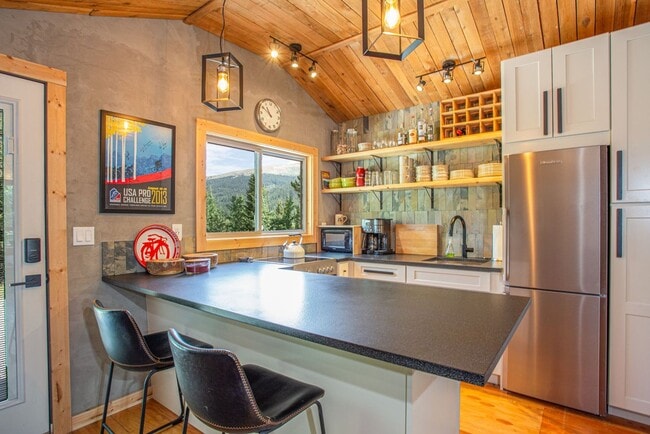 Building Photo - Adorable Mountain Cabin available for a Wi...