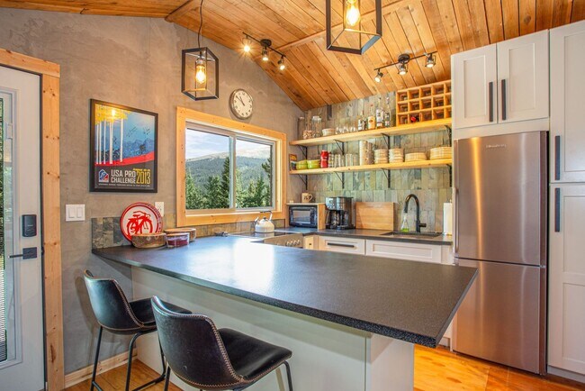 Foto del edificio - Adorable Mountain Cabin available for a Wi...