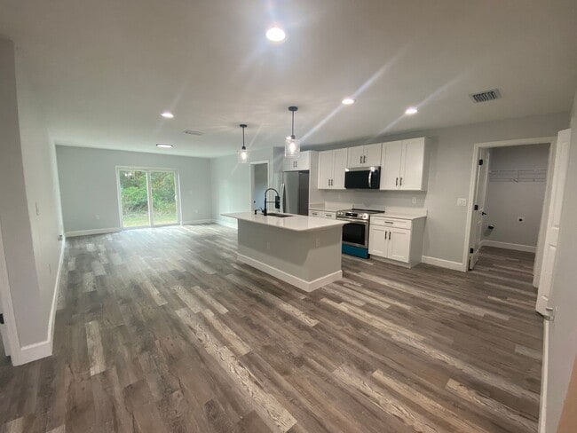 Building Photo - 17207 Waldrun Ave