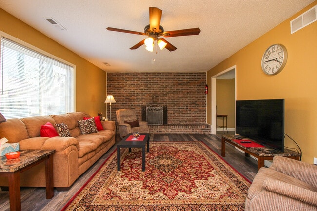Living Room - 405 Mimosa Ct