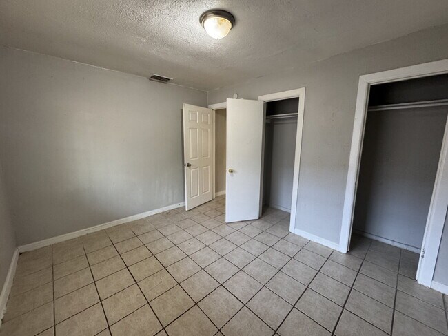 Foto del edificio - Fouplex unit ready to move in in Castle Hill!