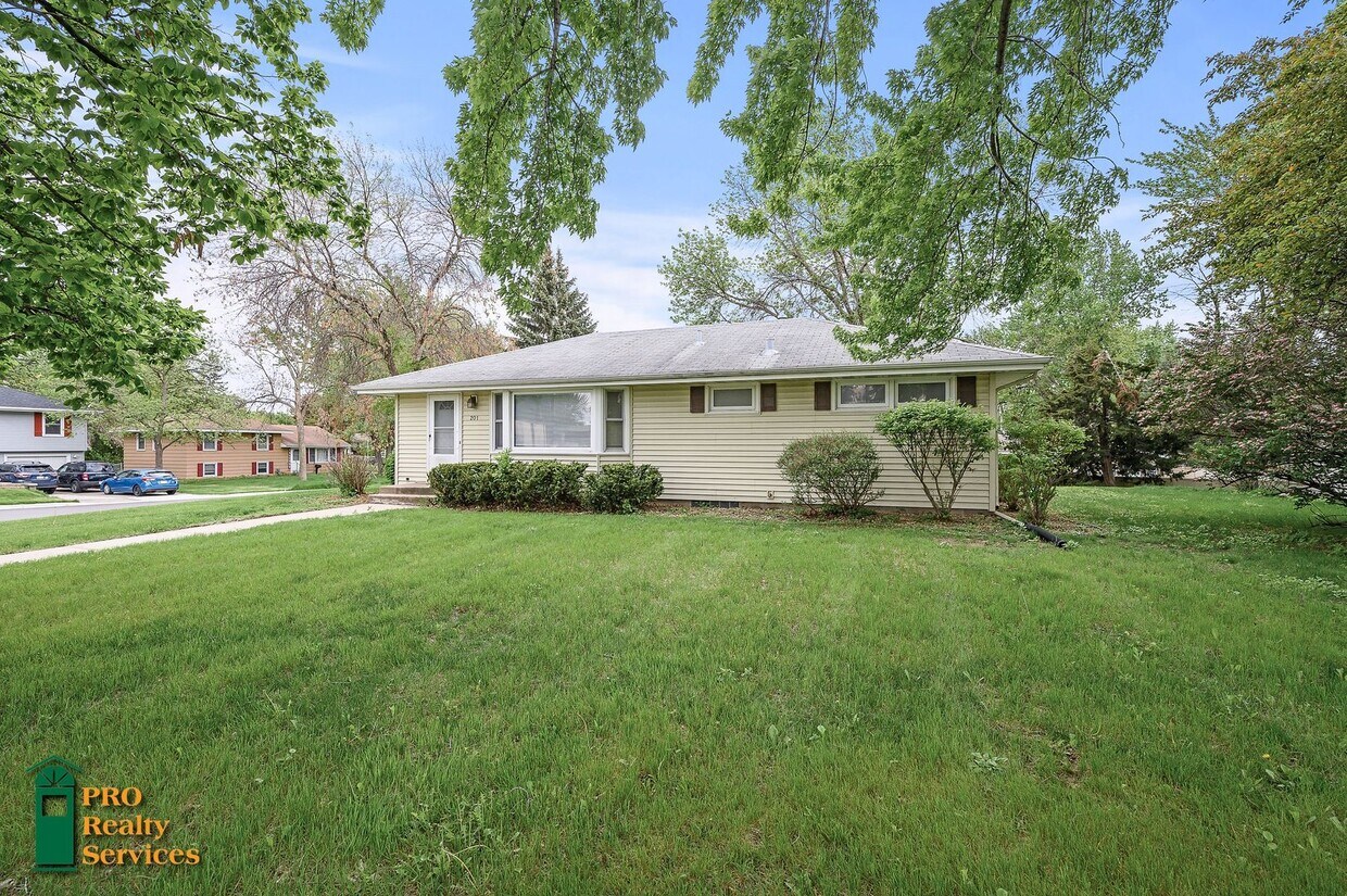 Primary Photo - 3 Bedroom Home **Half Off August's Rent wi...