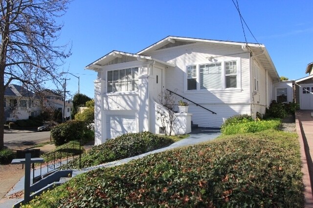 Primary Photo - Lake Merritt California Craftsman 2-plus B...