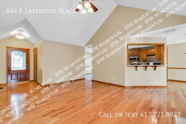 Foto del edificio - 664 E Lakewood St